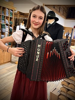 Luisa bei der Anprobe