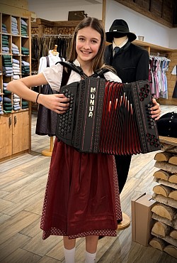 Luisa bei der Anprobe