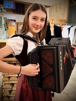 Luisa bei der Anprobe