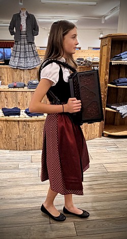 Luisa bei der Anprobe