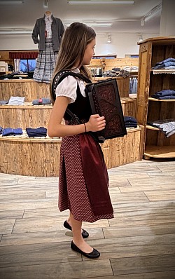 Luisa bei der Anprobe