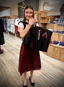 Luisa bei der Anprobe