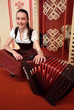 Luisa mit ihrer MUNDA - Harmonika