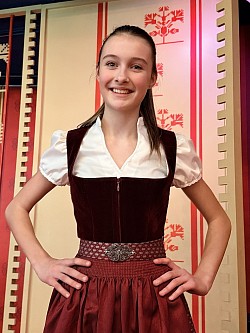 Luisa mit ihrem neuen Dirndl