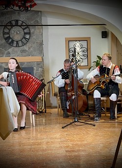 Luisa in Action bei Avsenik Wettbewerb