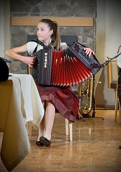 Luisa in Action bei Avsenik Wettbewerb