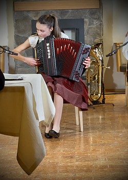 Luisa in Action bei Avsenik Wettbewerb